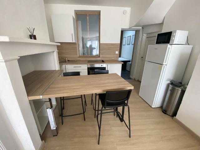 APPARTEMENT T2 MEUBLÉ RÉNOVÉ AVEC GOUT CHAUFFAGE COMPRIS