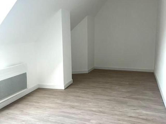 Appartement T2 rénové de 43 m2 en duplex comprenant: Rdc: salon séjour, cuisine aménagée équ.