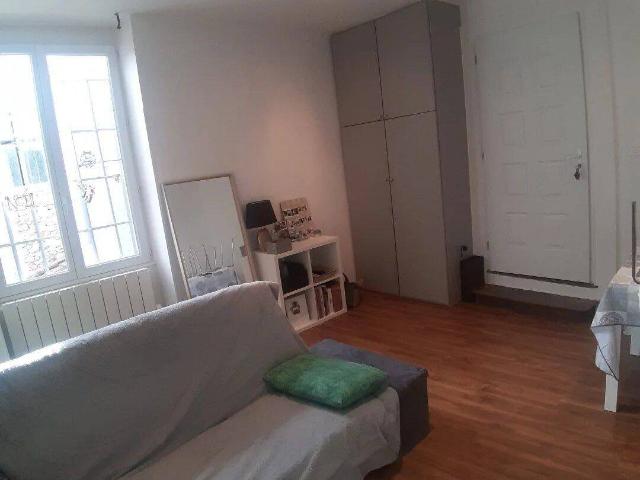 Appartement T2 rénové de 48 m² à Tullins, rue calme, 1er étage