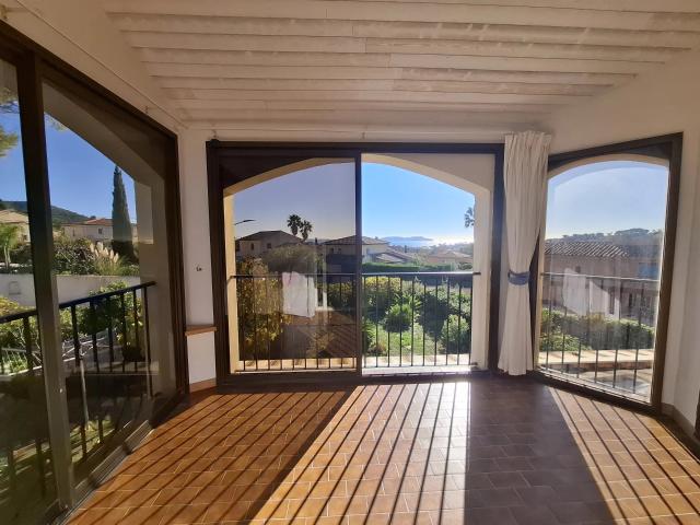 Appartement T4 vue mer 83 320 Carqueriranne