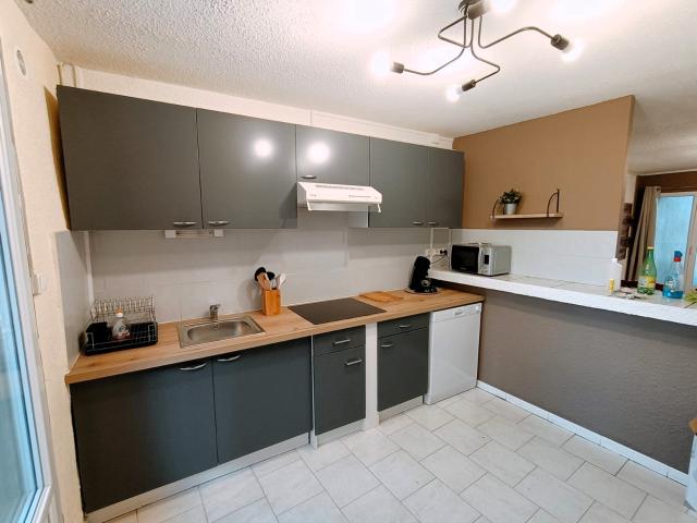 Appartement T4, vue, terrasse et parking Chataignier, résidence fermée avec piscine et terrain de pétanque