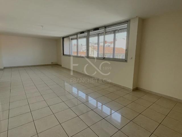 APPARTEMENT T4 A LOUER LYON 2EME ARRONDISSEMENT Ainay 164.27 m2 2 389 € charges comprises par mois