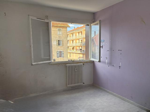 Appartement T4 à rénover, quartier Rocade, entre Courier et. 70m² Annecy
