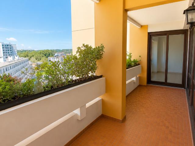 Appartement T4 avec balcons, garage double et cave Chauffage compris