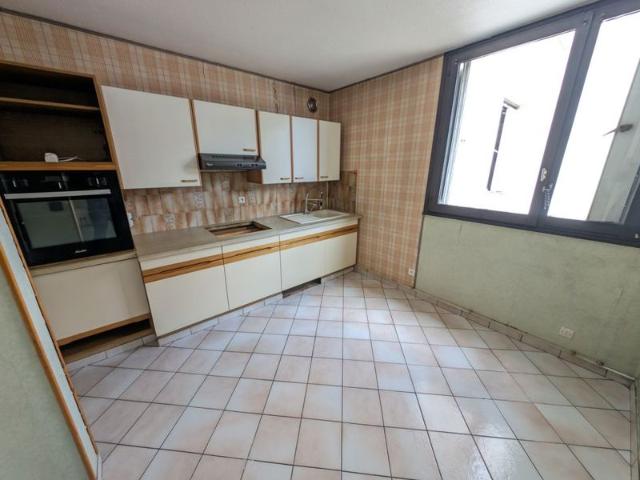 APPARTEMENT T4 AVEC CAVE ET PLACE DE PARKING