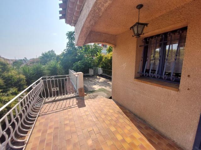 Appartement T4 avec terrasse, bureau professionnel et 2 stationnements