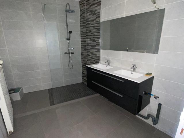 APPARTEMENT T4 + COUR + GARAGE + CAVE A TOURNON