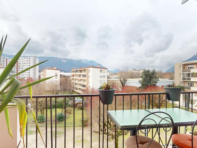 Appartement T4 de 67m2 avec grand balcon Copro Ravalée et Isolée Grenoble / Alliés
