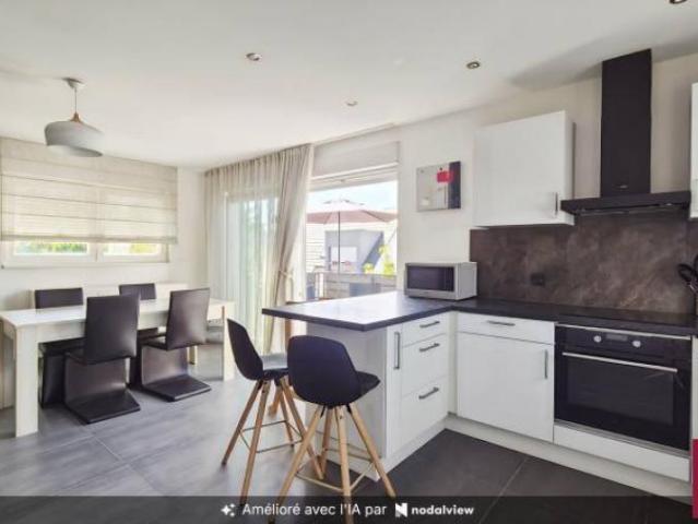 Appartement T4 de 98 m² avec entrée individuelle, balcon, garage et parking