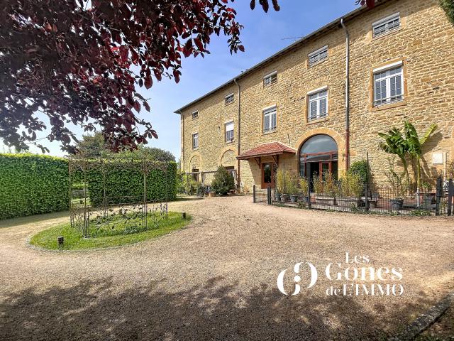 Appartement T4 de 100 M2 en pierre dorée avec terrasse et 2 places de parking