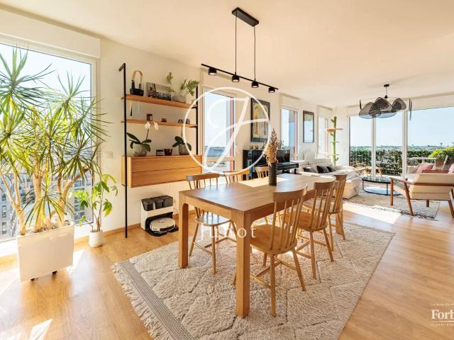 Appartement T4 de 108.05m² carrez Dixième étage Ascenseur ParKing Terrasse de 9.50m²