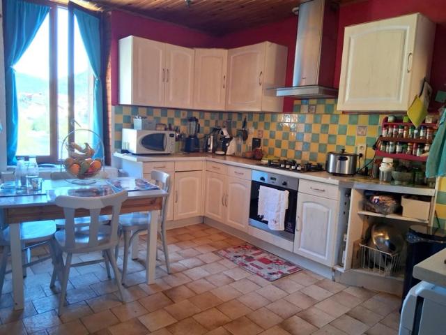 Appartement T4 de 108 m² – Volumes, Potentiel et Garage – Saint Claude