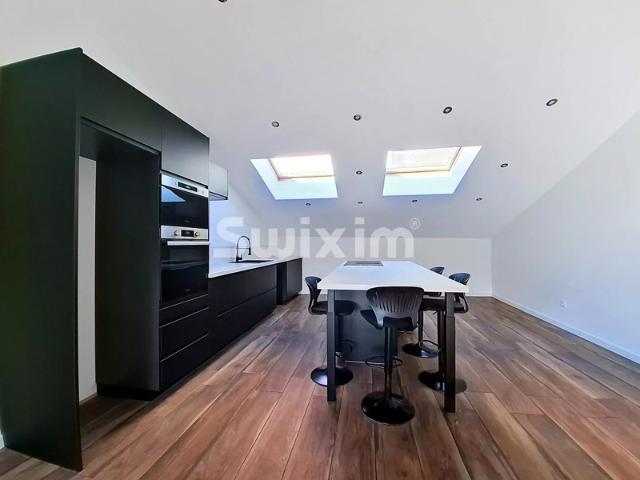Appartement T4 duplex de 141m2 entièrement rénové avec terrasse et cave!