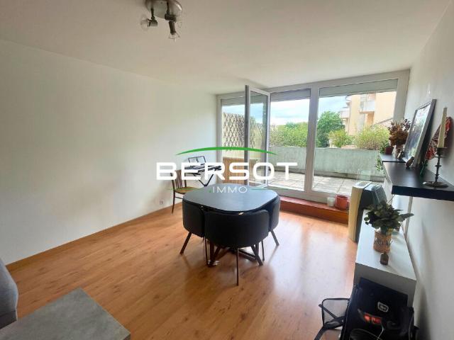 Appartement T4 en duplex avec terrasse et garage secteur polyclinique