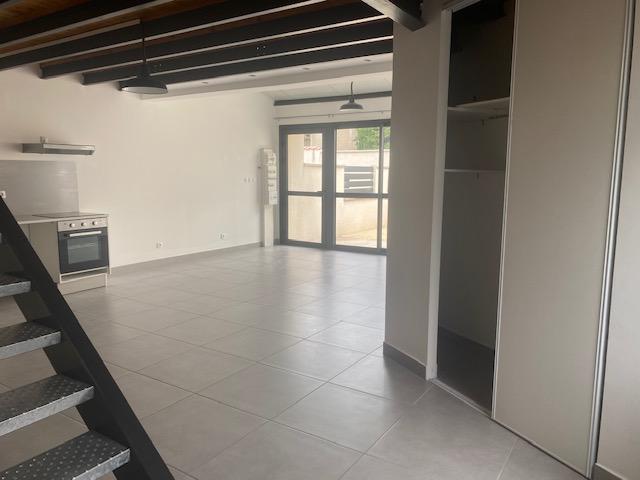 APPARTEMENT T4 EN DUPLEX AVEC COUR ET PARKING A TOURNON SUR RHONE SUD
