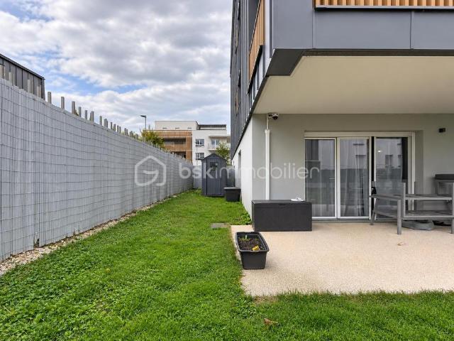 Appartement T4 en rez de jardin avec garage et place de parking privée