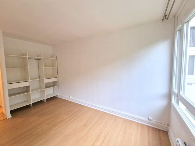 Appartement T4, prox mairie St Genis laval, place de parking et sa cave au coeur d'une résidence arborée et s