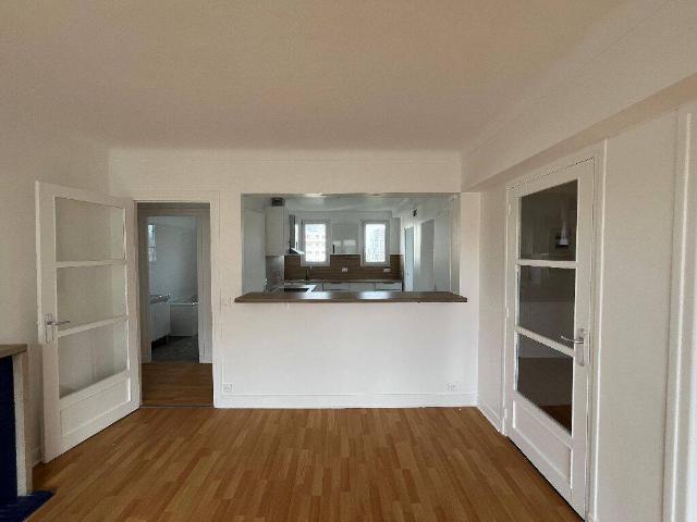 Appartement T4 situé rue de Saussure, dans un environnement rech