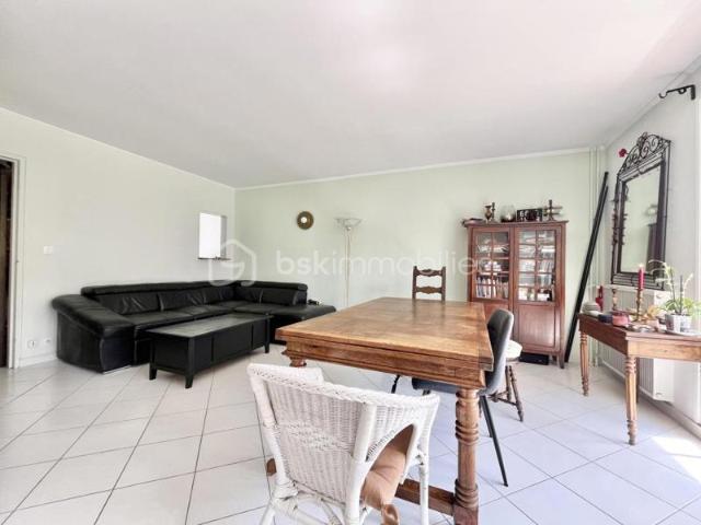 Appartement T5 98m2 avec balcon cave et parking