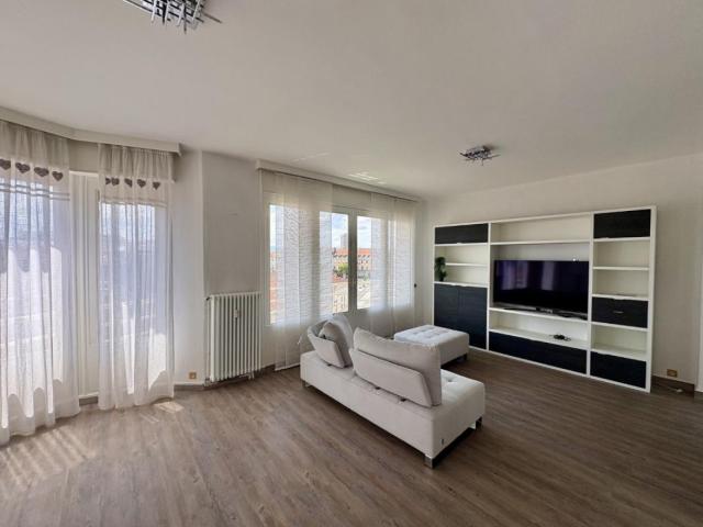 APPARTEMENT T5 A LOUER A ROANNE HOTEL DE VILLE