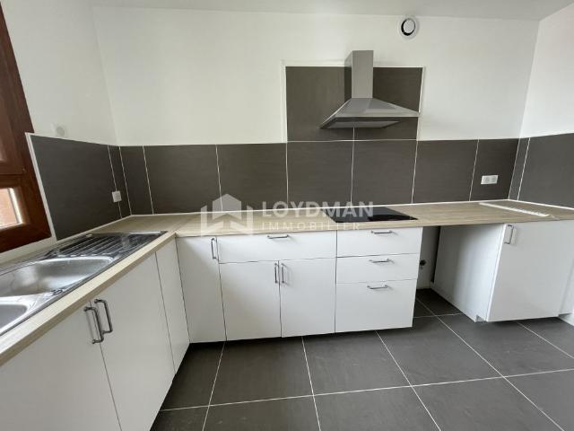 Appartement T5 de 101m² entièrement rénové,calme et lumineux, avec clim, cave, et balcon vue dégagée. Proche s