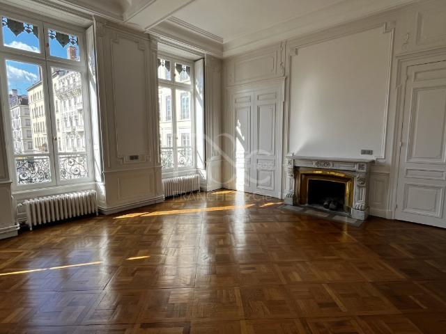 APPARTEMENT T6 A LOUER LYON 2EME ARRONDISSEMENT 182.74 m2 2 900 € charges comprises par mois