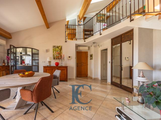 Appartement T6 de standing dernier étage avec ascenseur et garages