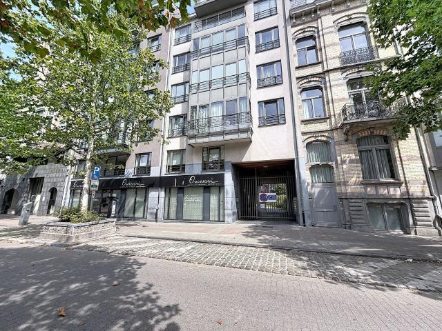 Appartement te huur in Molenbeek met terras en parking