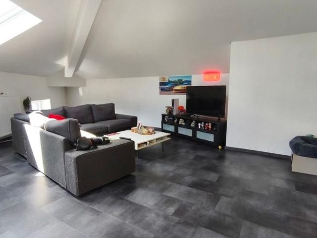 Appartement te huur in Fontaine l'Evêque voor € 850 met 3 slaapkamers