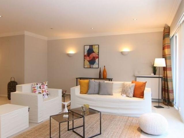 Appartement te huur in Kortrijk voor € 975 met 3 slaapkamers