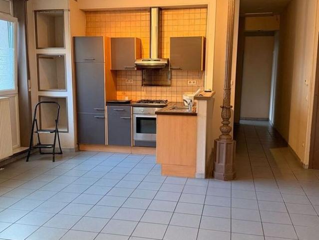 Appartement te huur in Leuze en Hainaut voor € 590 met 1 slaapkamer