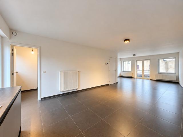 Ruim en instapklaar duplexappartement met 3 slaapkamers en garage in hartje Waarschoot