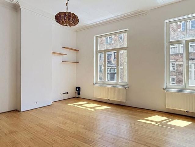 Appartement te huur in Schaarbeek voor € 1.000 met 1 slaapkamer