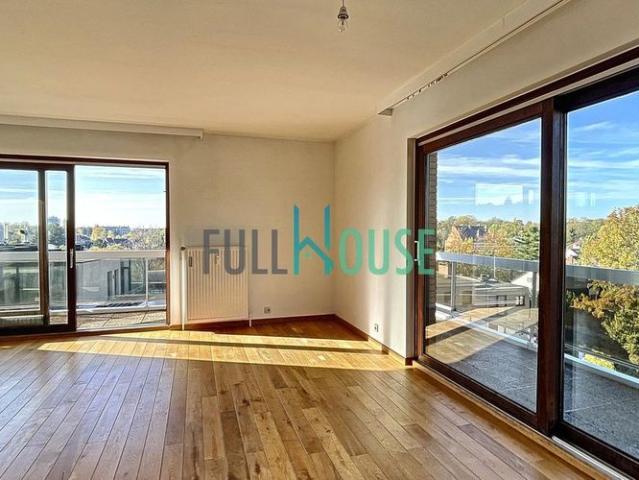 Appartement te huur in Ukkel voor € 1.950 met 3 slaapkamers