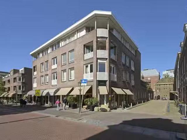 Appartement te koop Nieuwe Schoolstraat 2 in Den Haag voor € 7.