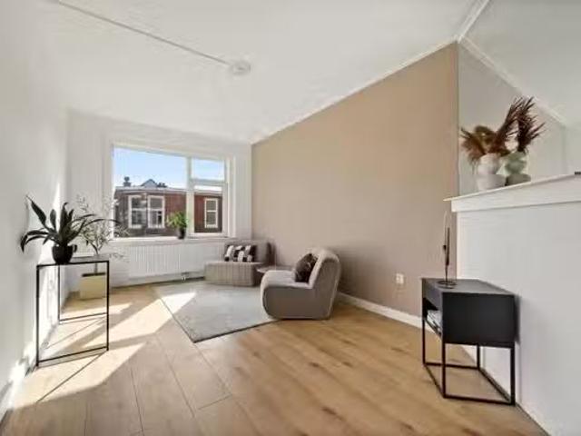 Appartement te koop Den Helderstraat 55 in Den Haag voor € 250.