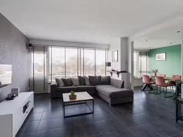 Appartement te koop dr. Wiardi Beckmansingel 121 in Vlaardinge.