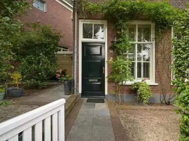 Appartement te koop Johan van Oldenbarneveltlaan 37 in Den Haa.