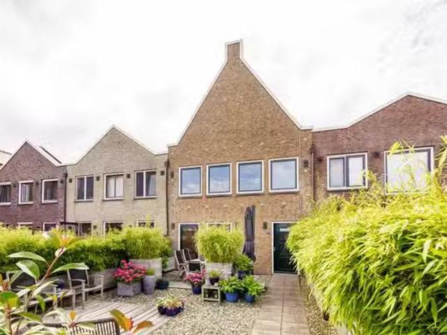 Appartement te koop Simon Carmiggelthof 138 in Den Haag voor €.