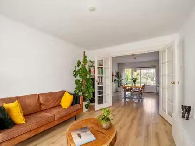 Appartement te koop Van den Boschstraat 232 in Den Haag voor €.