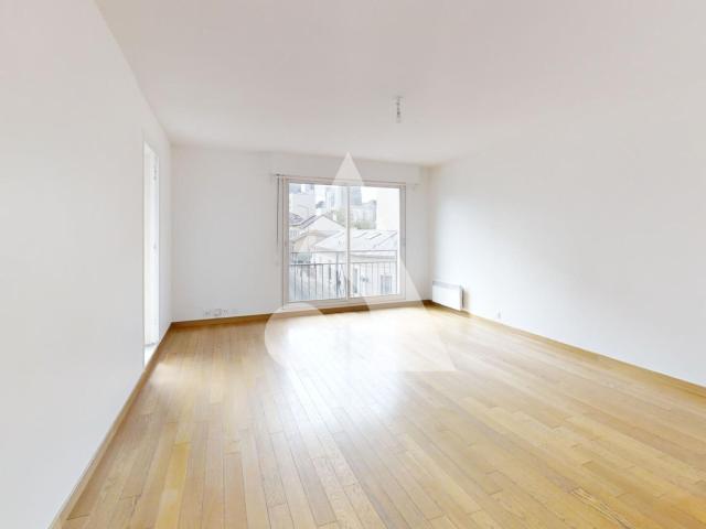 Appartement trois pièces avec balcon et cave Rue des Fauvelles 70 m2