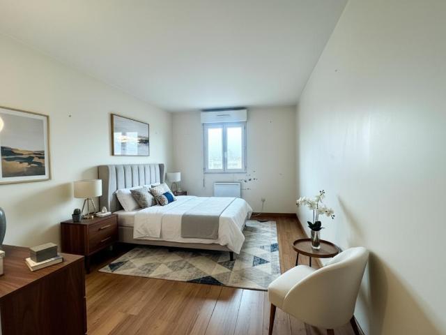 Appartement trois pièces lumineux avec balcon et box à Bondy Proche RER E
