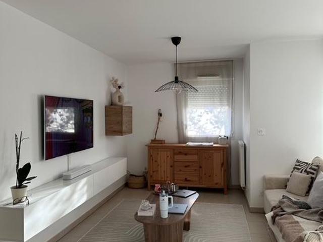 Appartement traversant avec place de stationnement et garage fermé au Puy Ste Réparade