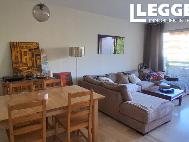 Appartement traversant avec terrasse, garage et cave – Vue dégagée sur parc