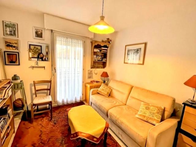 Appartement traversant avec terrasse et vue sur jardin Nimes