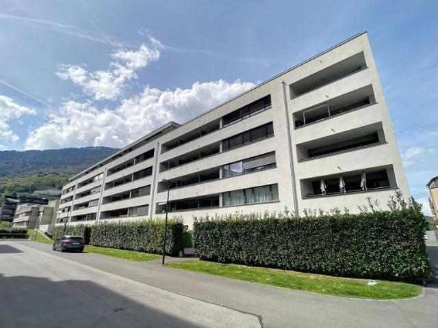Appartement traversant de 3.5 pièces au 4ème étage d'environ 91m2 destiné UNIQUEMENT aux seniors ou personnes à mobilité réduite situé dans le complexe MCentralhabitat à proximité de toutes les commod Comptoir Immobilier