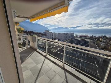 Appartement traversant de 4 pièces au 6? étage, lumineux et bénéficiant d'une vue agréable sur le lac et les montagnes. Idéalement situé à environ 5 minutes à pied du lac et proche de toutes les comm Comptoir Immobilier