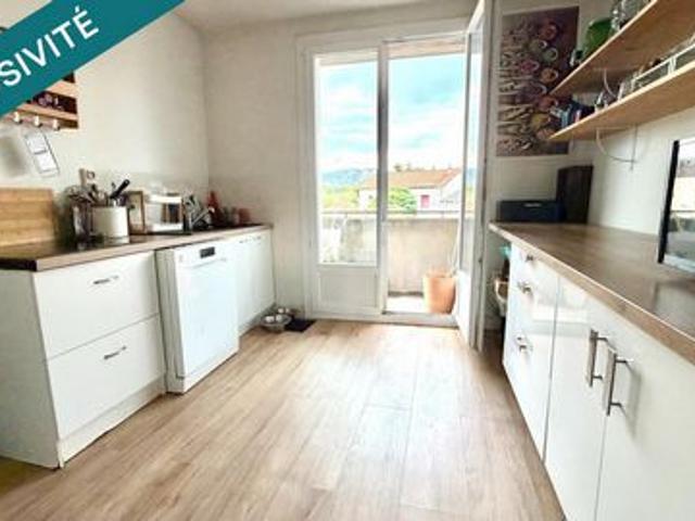 Appartement traversant de 70 m2 T4 avec balcon et garage