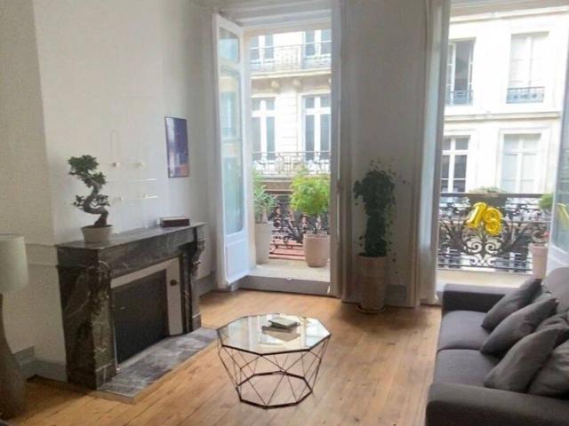 APPARTEMENT TRAVERSANT SPACIEUX/LUMINEUX