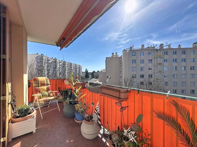 Appartement traversant T4 en dernier étage avec balcon et belle luminosité
